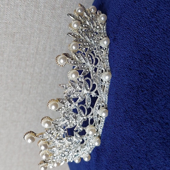 Silver Rhinestone And Pearl Adult Bridal Crown main image 12